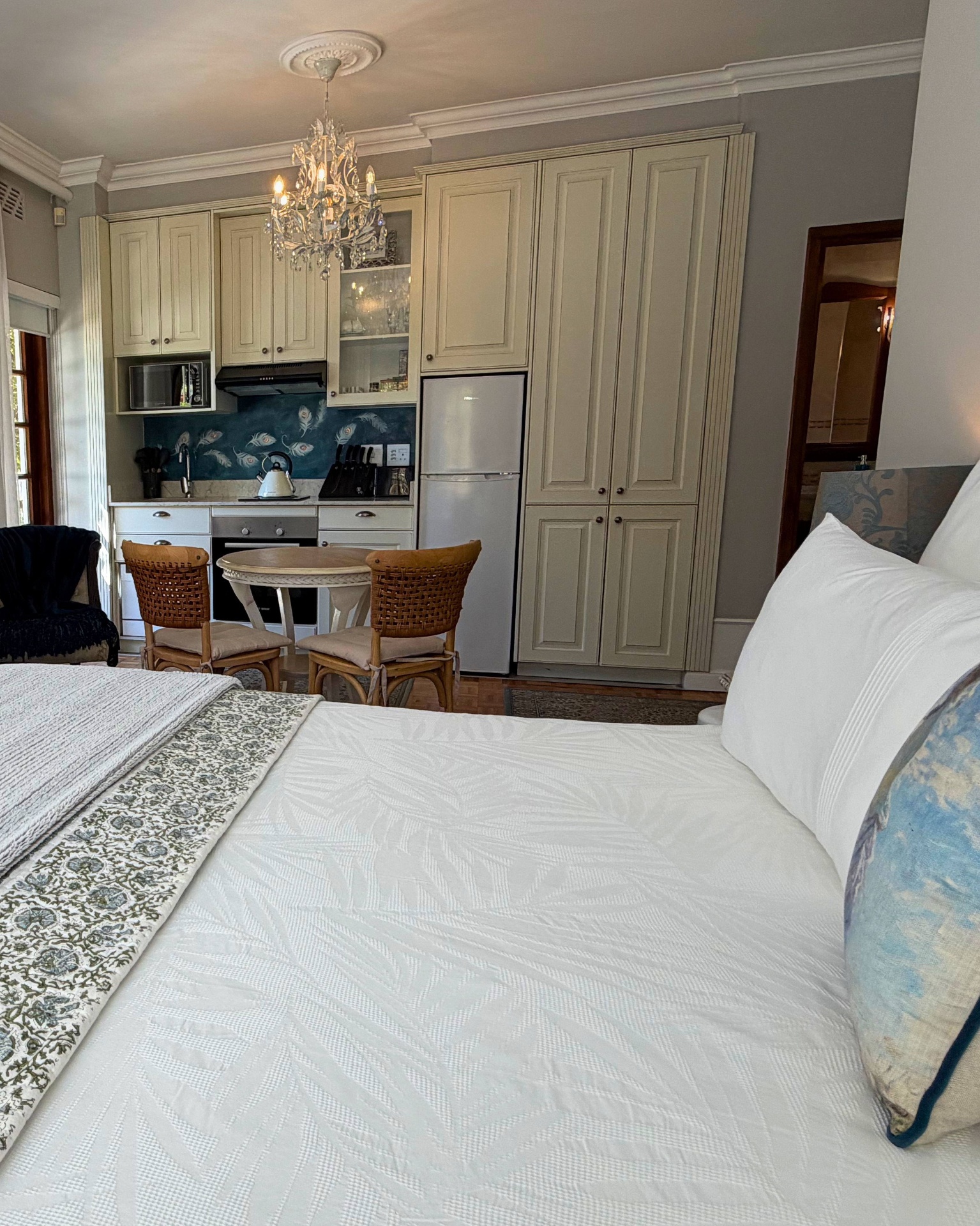Main room view to the kitchenette